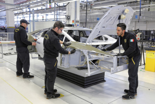 Illustration for article titled El minucioso proceso de construir un Lamborghini, foto a foto
